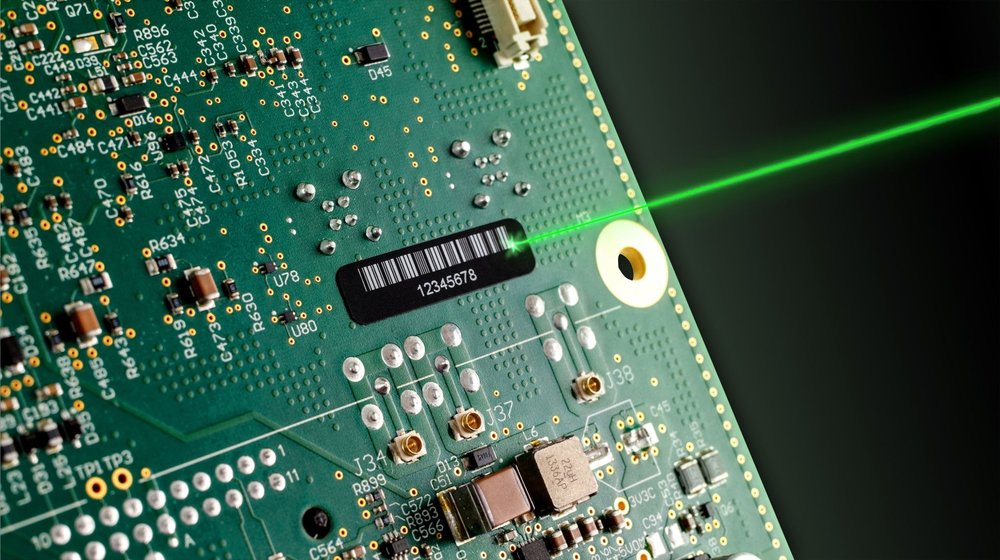 Migliora la leggibilità dei codici a barre con etichette per incisione a laser